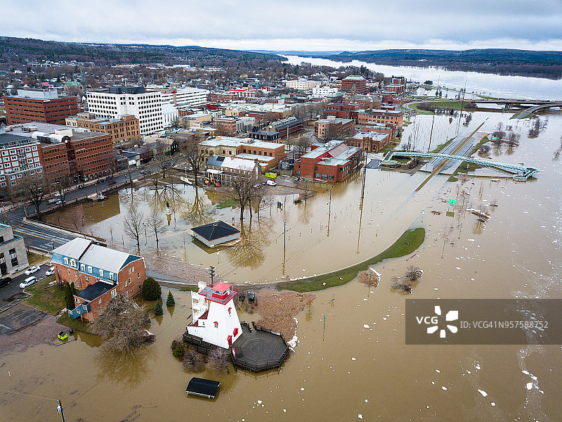 加拿大新不伦瑞克省弗雷德里克顿军官广场的圣约翰河洪水（2018年春季）图片素材