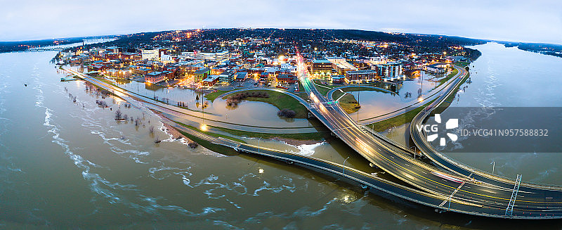 加拿大新不伦瑞克省弗雷德里克顿市圣约翰河2018年春季洪水夜景图片素材