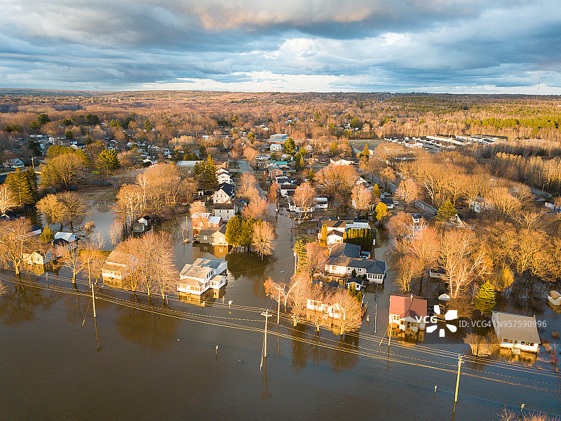 2018年春天加拿大新不伦瑞克省弗雷德里克顿市巴克尔斯角圣约翰河洪水图片素材
