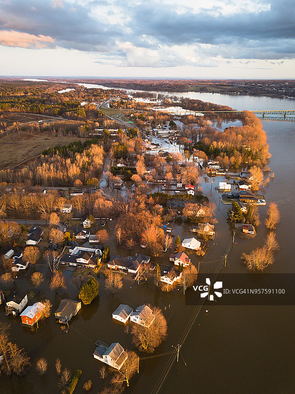 2018年春天加拿大新不伦瑞克省弗雷德里克顿市巴克尔斯角圣约翰河洪水图片素材