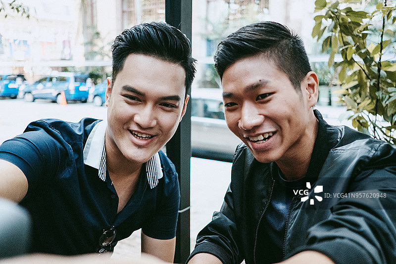 两个男人自拍图片素材