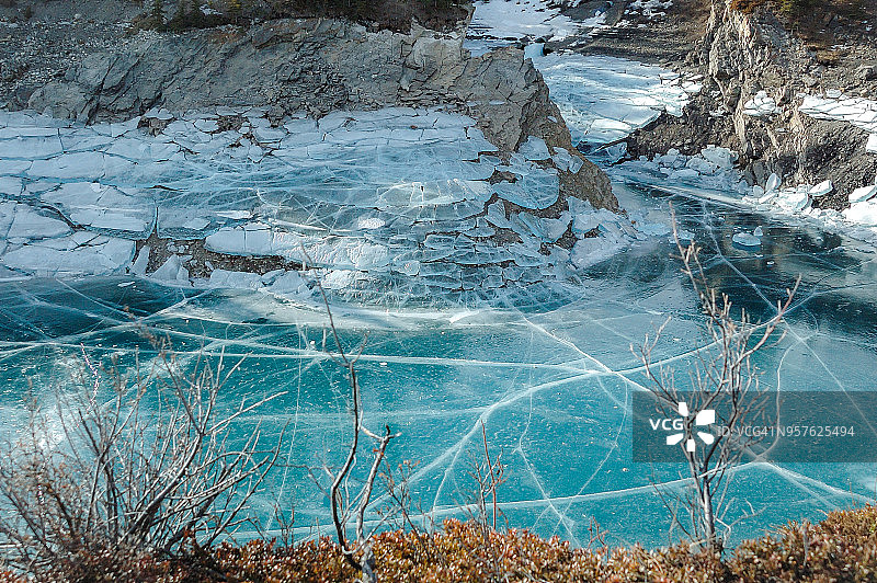 加拿大落基山脉的冰湖图片素材