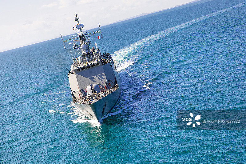 从直升机上俯瞰海湾中的海军舰艇图片素材