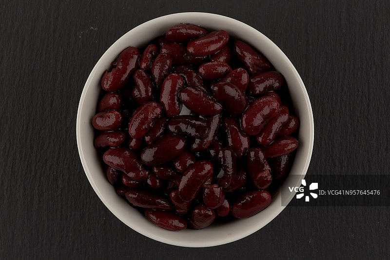 透视角度拍摄的盘装红腰豆，深色石材背景图片素材