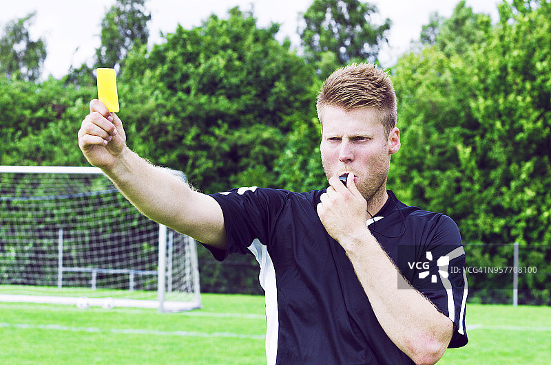 体育裁判吹口哨出示黄牌图片素材