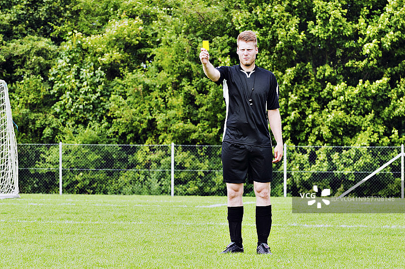 体育裁判吹哨后出示黄牌图片素材