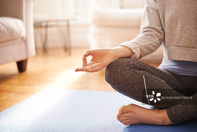 冥想是通往平静的道路图片素材