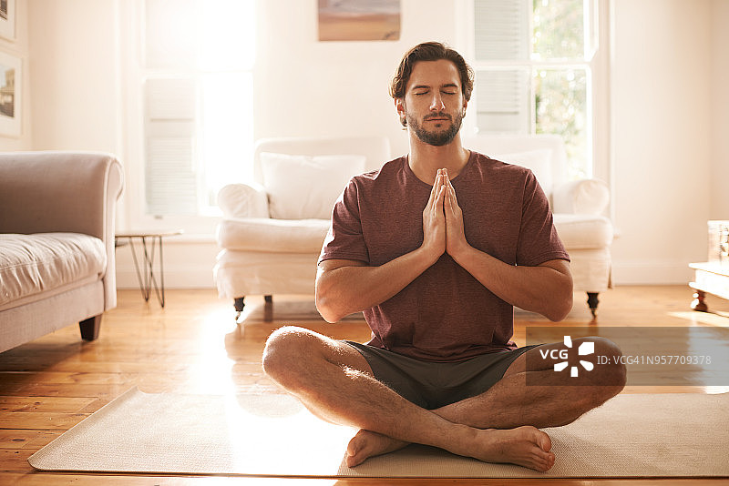 冥想是启迪心灵的好方法图片素材