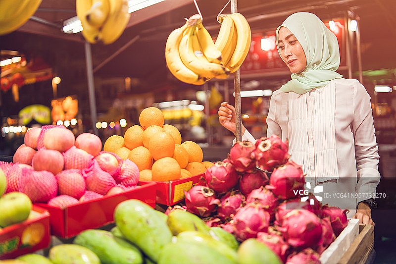 女人在享受街头美食图片素材