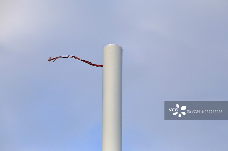 足球门柱末端的飘扬旗帜图片素材