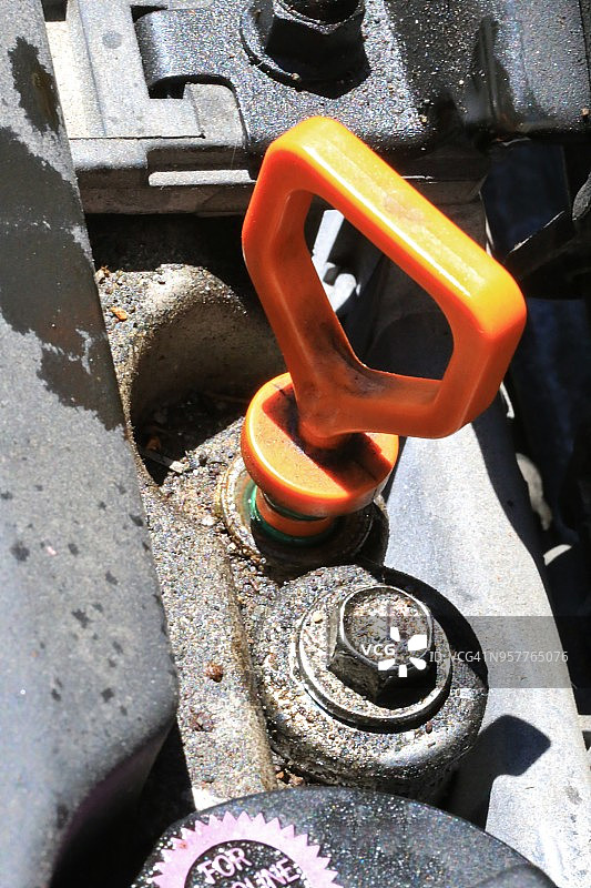 用于车辆维护的橙色油尺图片素材