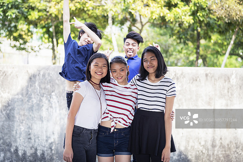 两个男孩在一群女孩的合影中抢镜图片素材