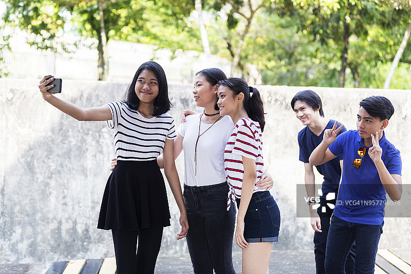 女孩们自拍时被身后的人抢镜图片素材