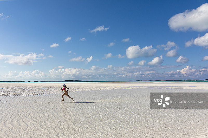在沙洲上跑步的女孩，斯托金岛，埃克苏马斯群岛，巴哈马图片素材