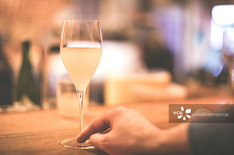 手持一杯葡萄酒，葡萄酒吧和餐厅，葡萄酒时光，葡萄酒品尝图片素材