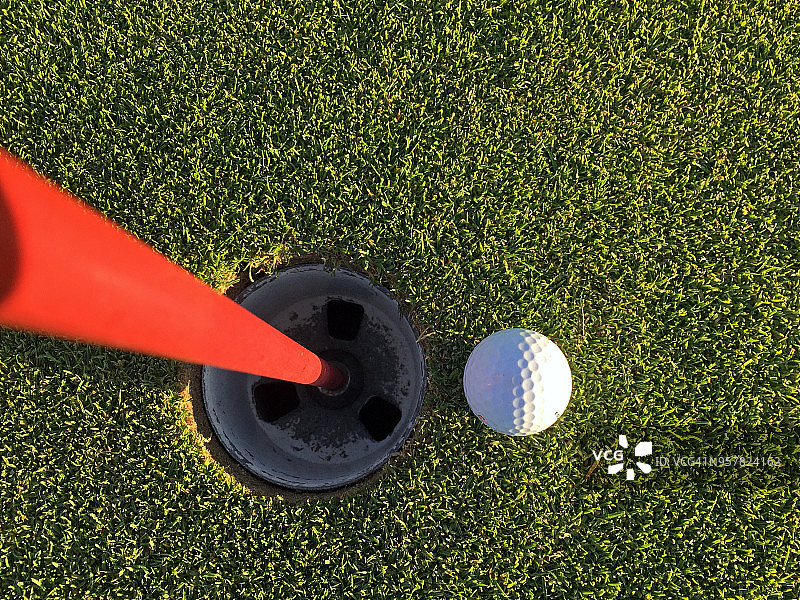 俯视高尔夫球场果岭上的高尔夫球图片素材