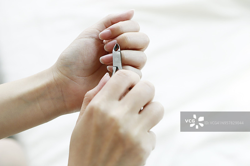 女人修剪角质层图片素材