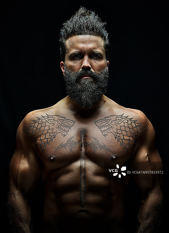有彩色纹身的胡须男图片素材