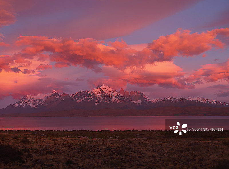 智利巴塔哥尼亚萨米恩托湖日出图片素材
