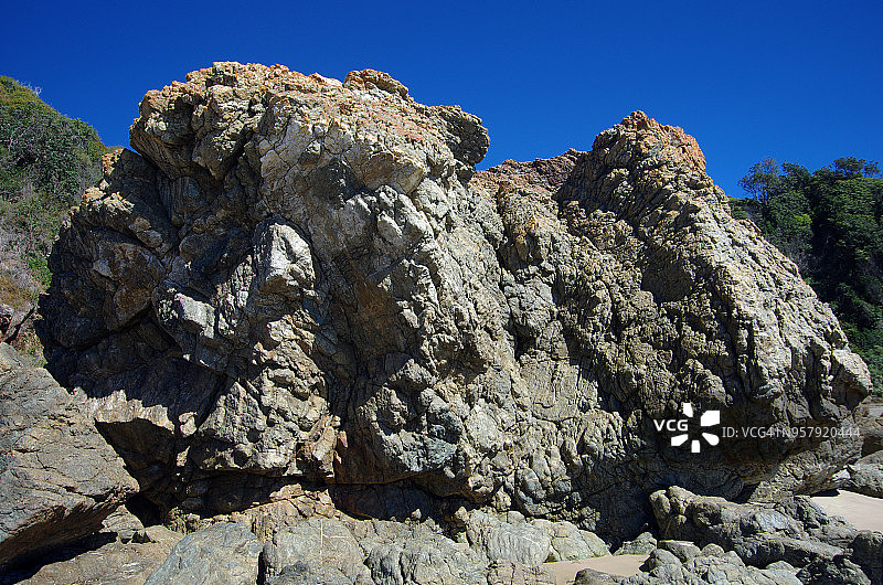 澳大利亚新南威尔士麦夸里港诺比斯海滩上的巨石图片素材