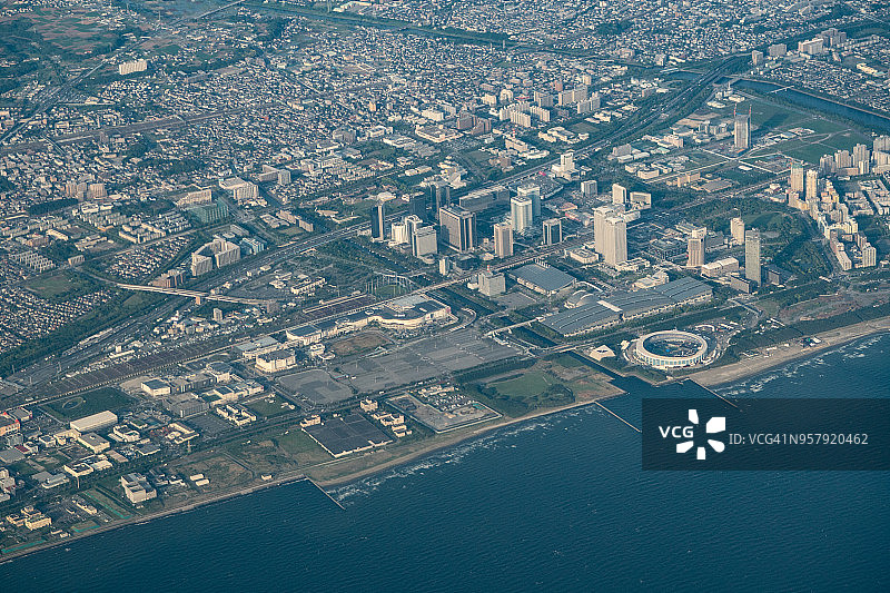 日本千叶幕张国际展览中心飞机日落航拍图片素材