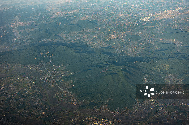 从飞机上看到的日本茨城县筑波山日落时分的航拍景色图片素材