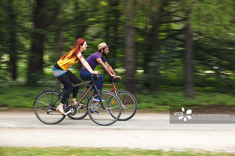 朋友们在公园里骑自行车图片素材