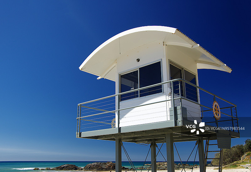 澳大利亚新南威尔士麦夸里港城镇海滩的救生塔图片素材