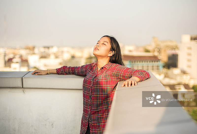 在屋顶的漂亮女人图片素材