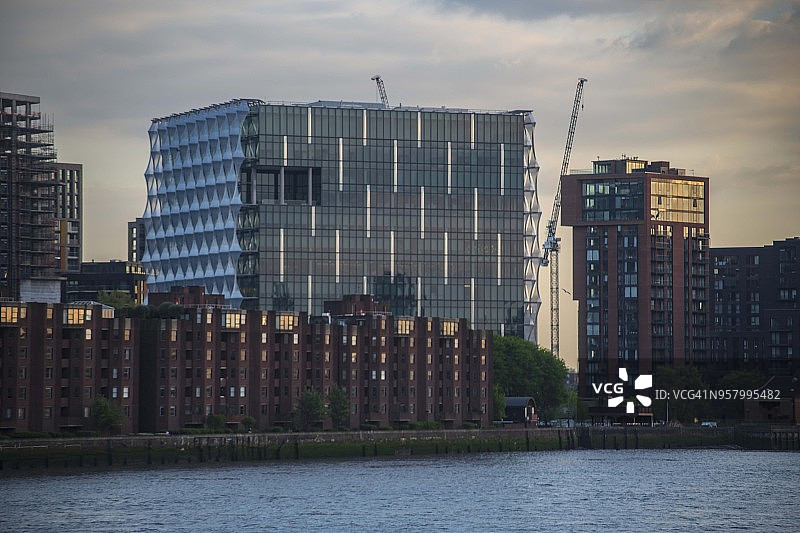 春天河流与建筑景观图片素材