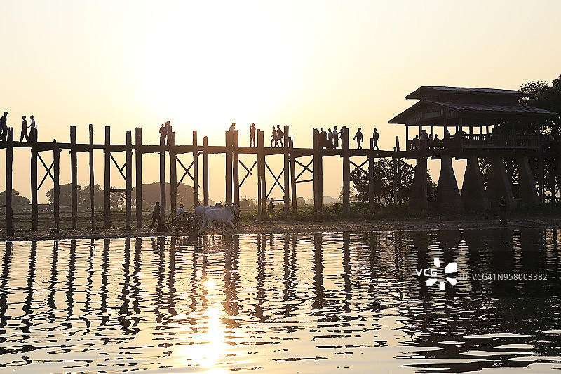 缅甸曼德勒东塔曼湖乌本桥的日落图片素材
