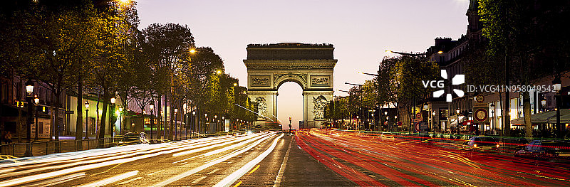 巴黎黄昏时的凯旋门图片素材