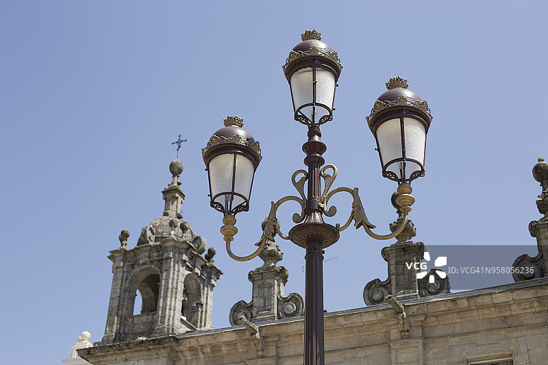 路灯后的卢戈市政厅图片素材