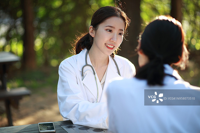 医生在户外交谈图片素材