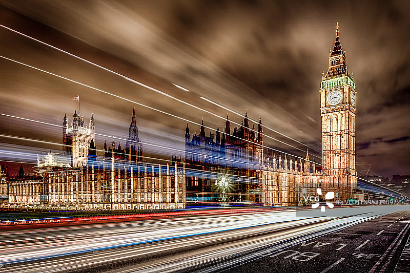 夜晚灯光下的伦敦威斯敏斯特大桥和大本钟图片素材