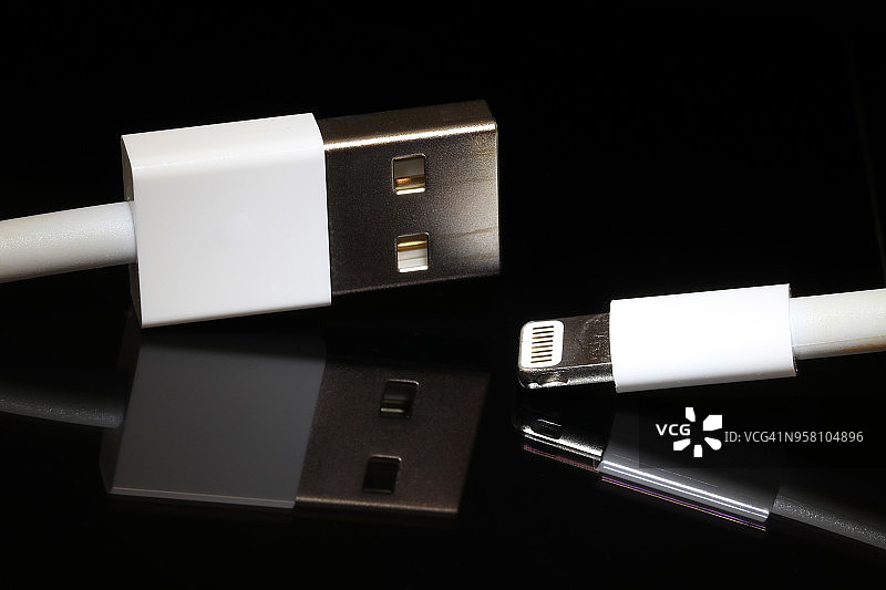 智能手机连接器和充电器在手机屏幕上的反射图片素材