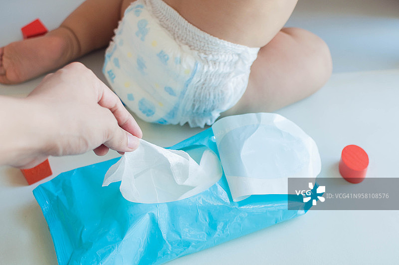 使用婴儿湿巾的概念图片素材