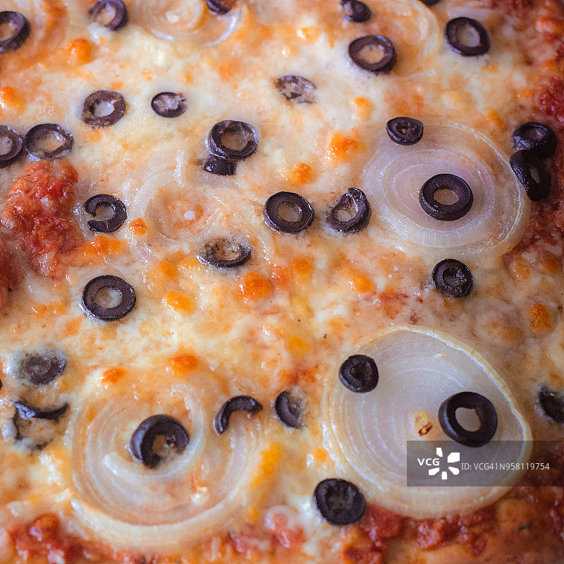 金枪鱼马苏里拉洋葱披萨特写图片素材
