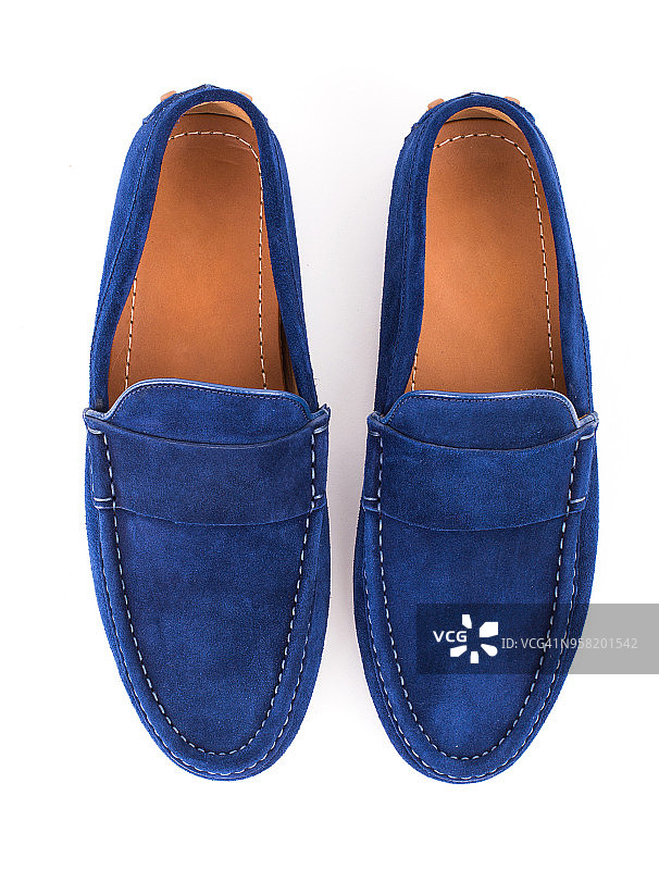 白色背景上的蓝色男士绒面革乐福鞋图片素材