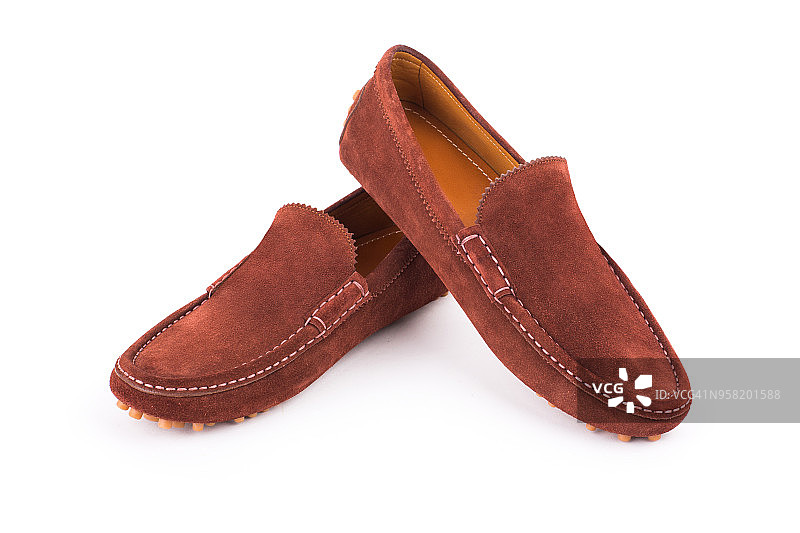 白色背景上的一双棕色皮质乐福鞋图片素材