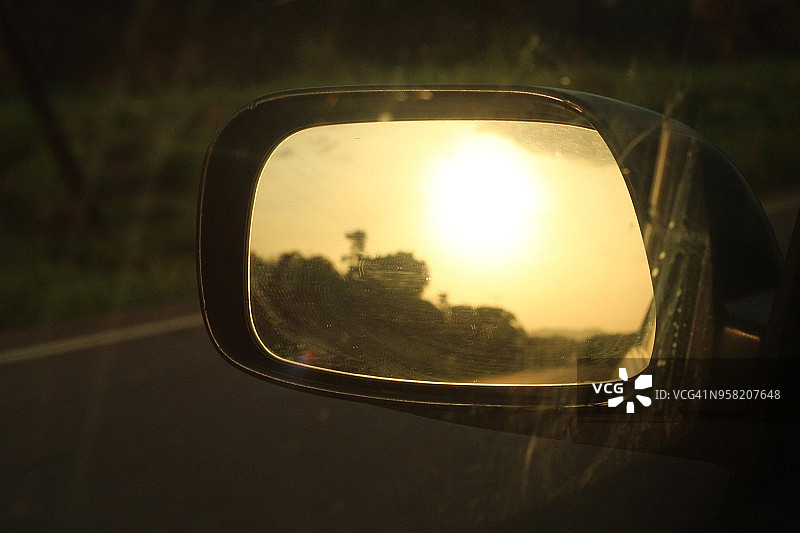 后视镜中的日落图片素材