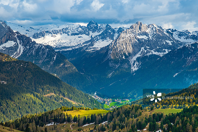 意大利多洛米蒂山脉米苏里纳湖图片素材