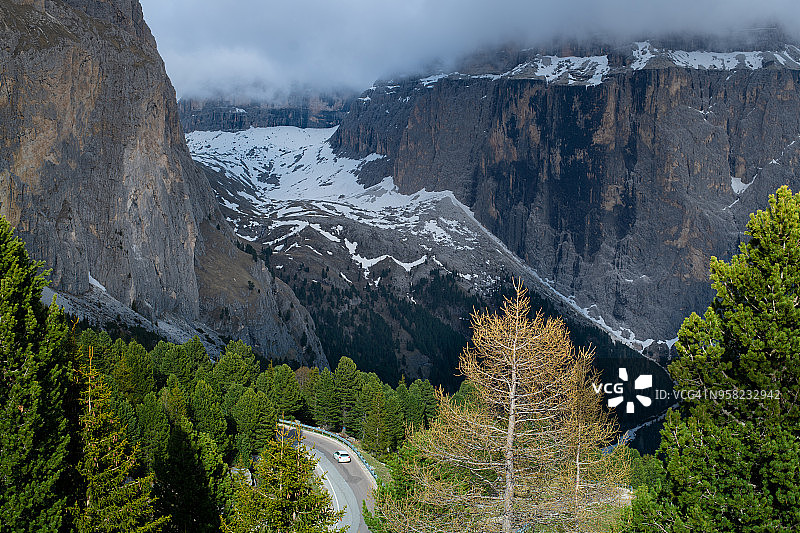 意大利多洛米蒂山脉米苏里纳湖图片素材