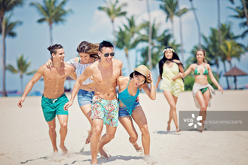 快乐的朋友们在海滩上散步嬉戏图片素材