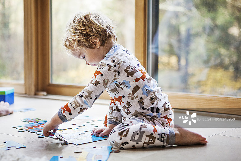 在家玩拼图的男婴图片素材