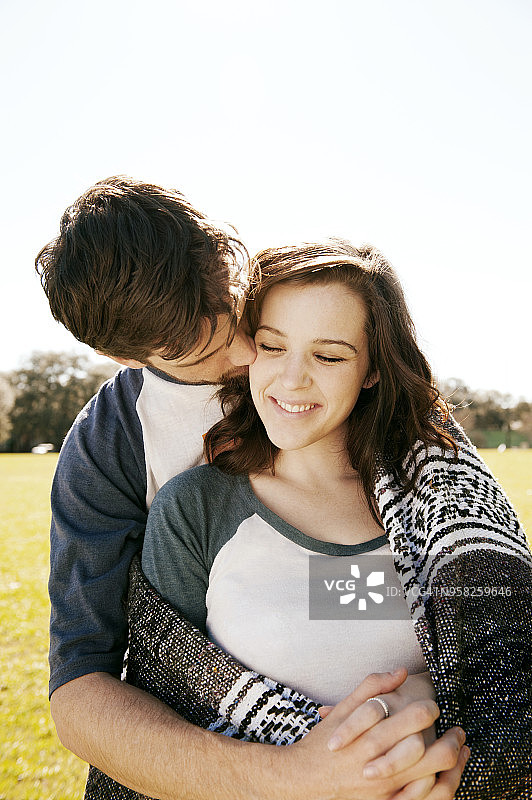 男人在公园拥抱并亲吻女友图片素材