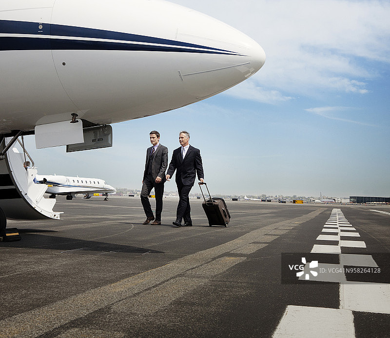 走向公务机的商人图片素材