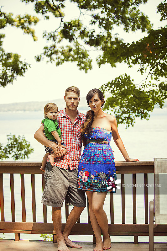 一家人站在湖边栏杆旁合影图片素材