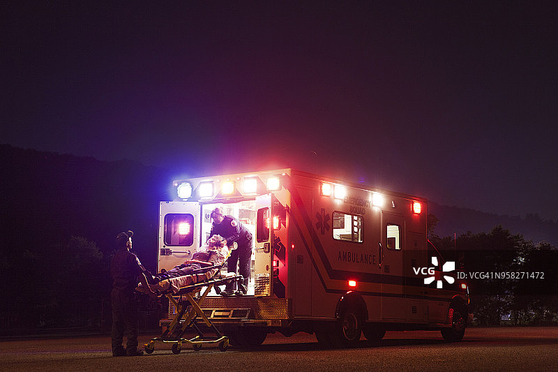 晚上医护人员用救护车运送病人图片素材