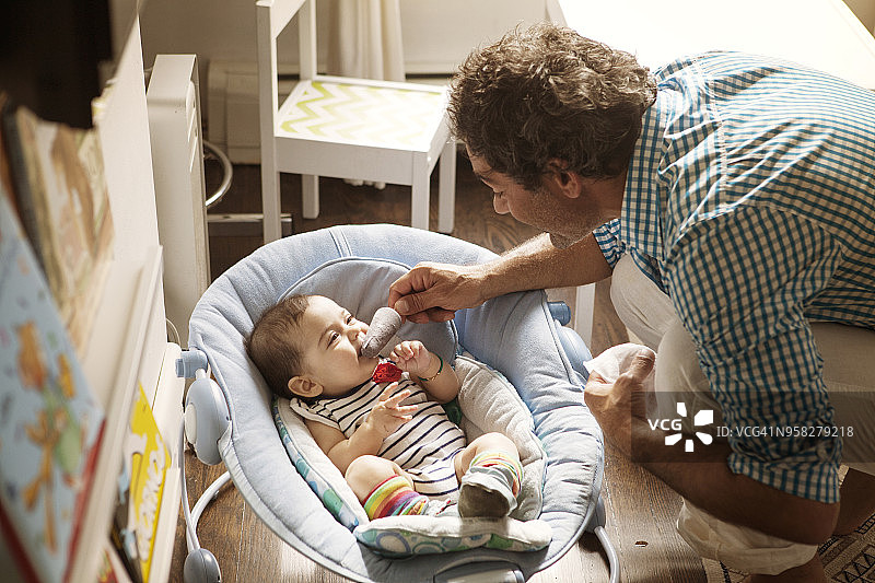 父亲在家给女婴喂冰棒图片素材